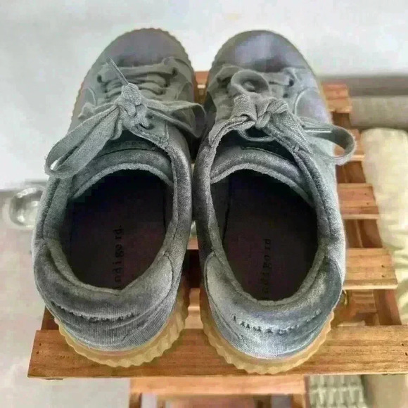 Indigo Rd. Velvet/suede sneakers. Size 9.5 charcoal gray - Picture 4 of 9